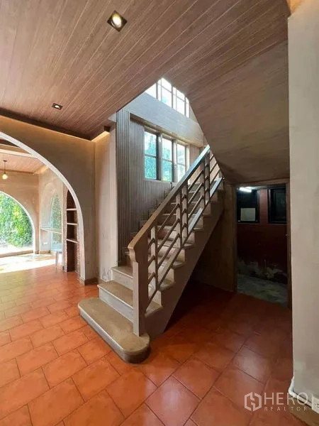 พื้นที่ขายปลีก ให้เช่าในPhaya Thai, Bangkok - โถงทางเข้าพื้นกระเบื้องเทอร์รากอตตาพร้อมบันไดและช่องโค้ง