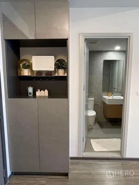 คอนโด ให้เช่า - ตู้เก็บของบิวท์อินบริเวณโถงทางเดิน เชื่อมสู่ห้องน้ำปูกระเบื้อง