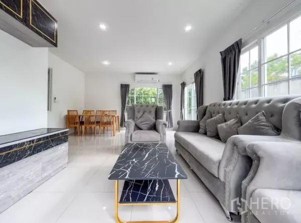 独立式住宅 出租在Chom Thong, Bangkok - 客餐一体空间，亮面地砖、空调与充足采光。