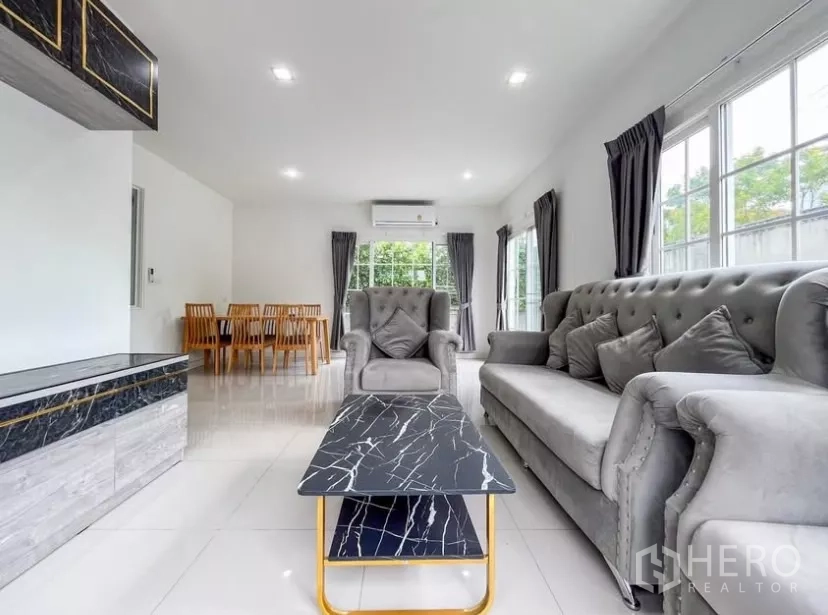 独立式住宅 出租在Chom Thong, Bangkok - 客餐一体空间，亮面地砖、空调与充足采光。