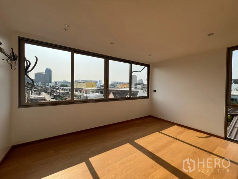 สำนักงานที่บ้าน ให้เช่าหรือขายในChatuchak, Bangkok - ห้องชั้นบนพร้อมหน้าต่างบานกว้าง มองเห็นสกายไลน์เมือง