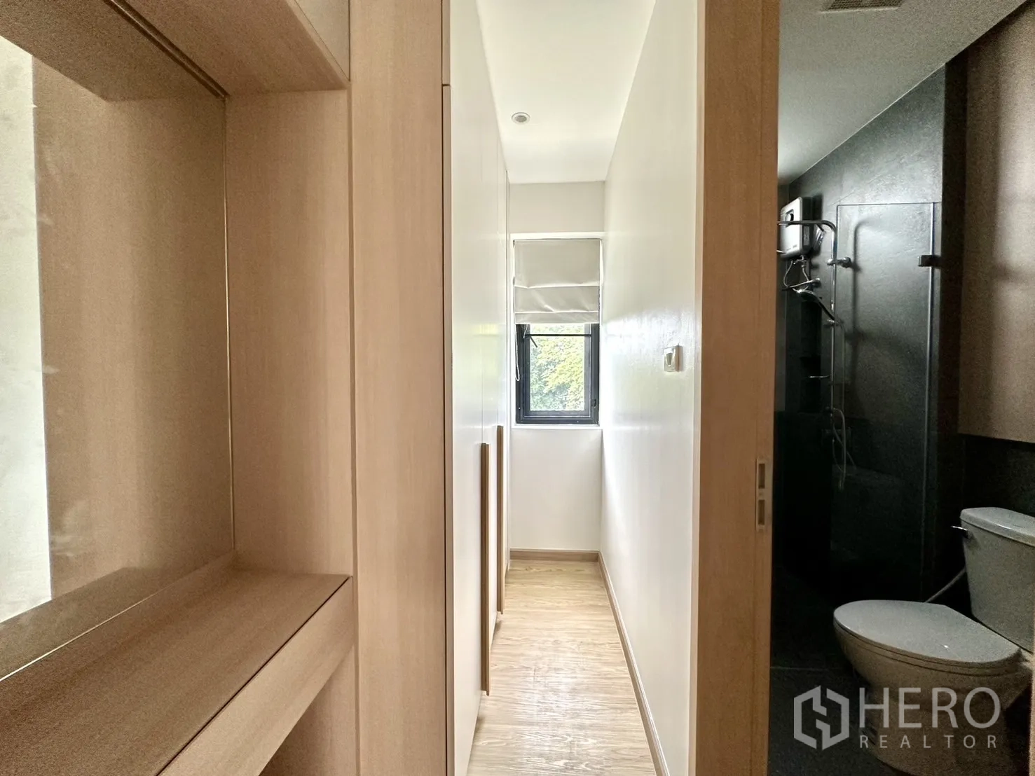 带办公室的家 出租在Phra Khanong, Bangkok - 狭长走道，内置衣柜通向窗口与浴室。