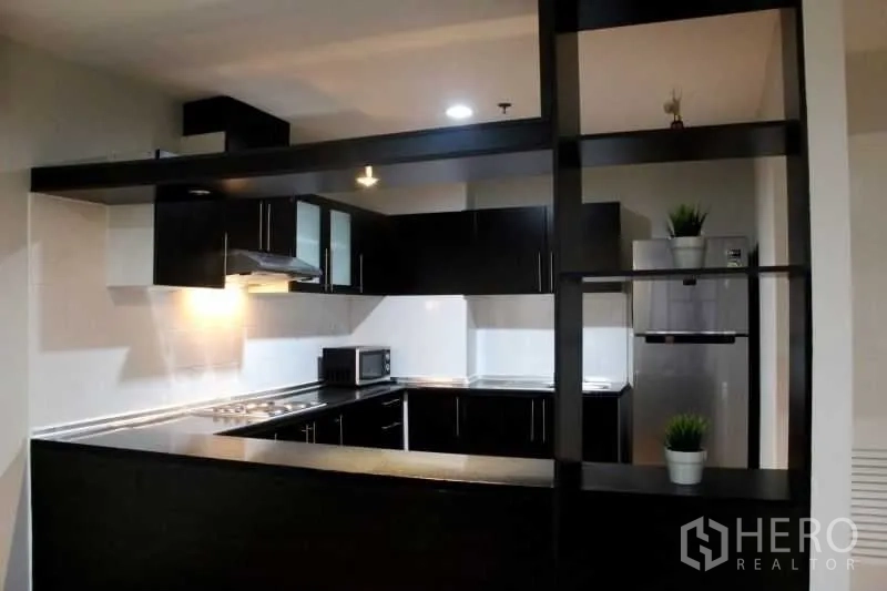 คอนโด ให้เช่าในKhlong Toei, Bangkok - ครัวรูปตัว U ตู้สีดำ เคาน์เตอร์สเตนเลส พร้อมเครื่องใช้ไฟฟ้า