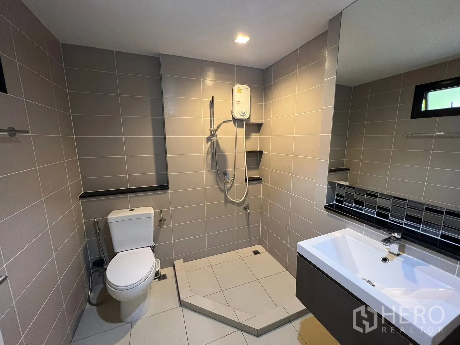 Property Image #16 for property HRE00097