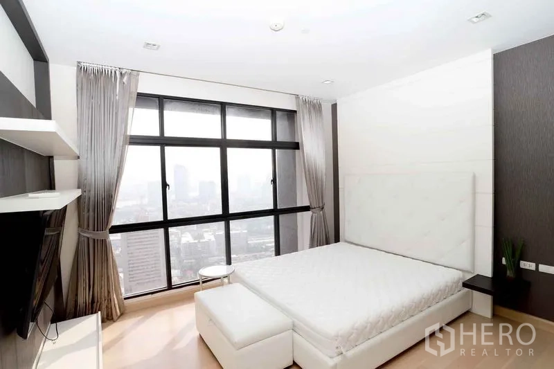 คอนโด ให้เช่าในKhlong San, Bangkok - ห้องนอนมาสเตอร์กว้างขวางพร้อมเตียงบุนวมและหน้าต่างพาโนรามา