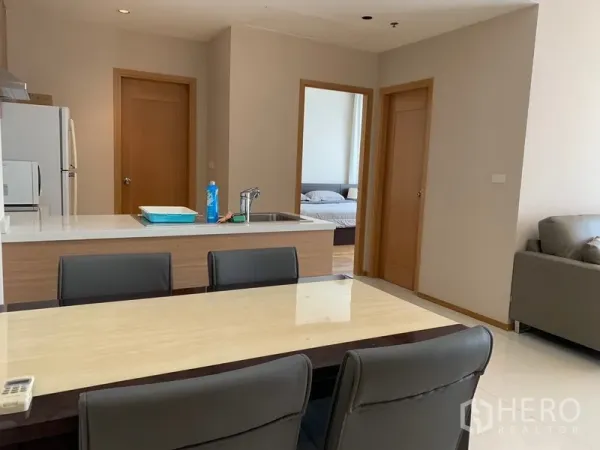 公寓 出租在Khlong Toei, Bangkok - 餐区紧邻厨房岛台，可透过门洞看到卧室。