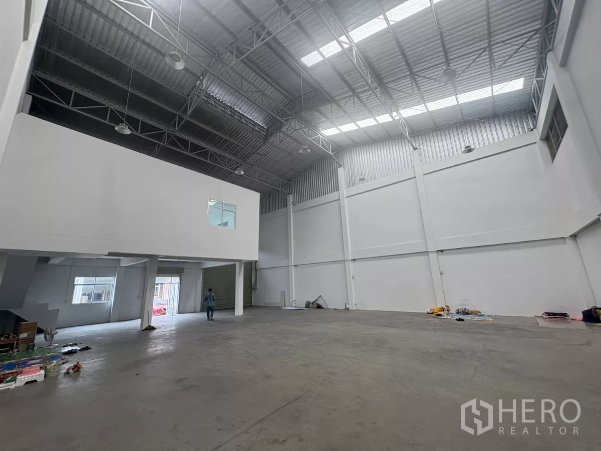 工厂 出租在Phra Samut Chedi, Samut Prakan - 宽敞厂房，钢结构高屋顶，带夹层办公室和卷闸。