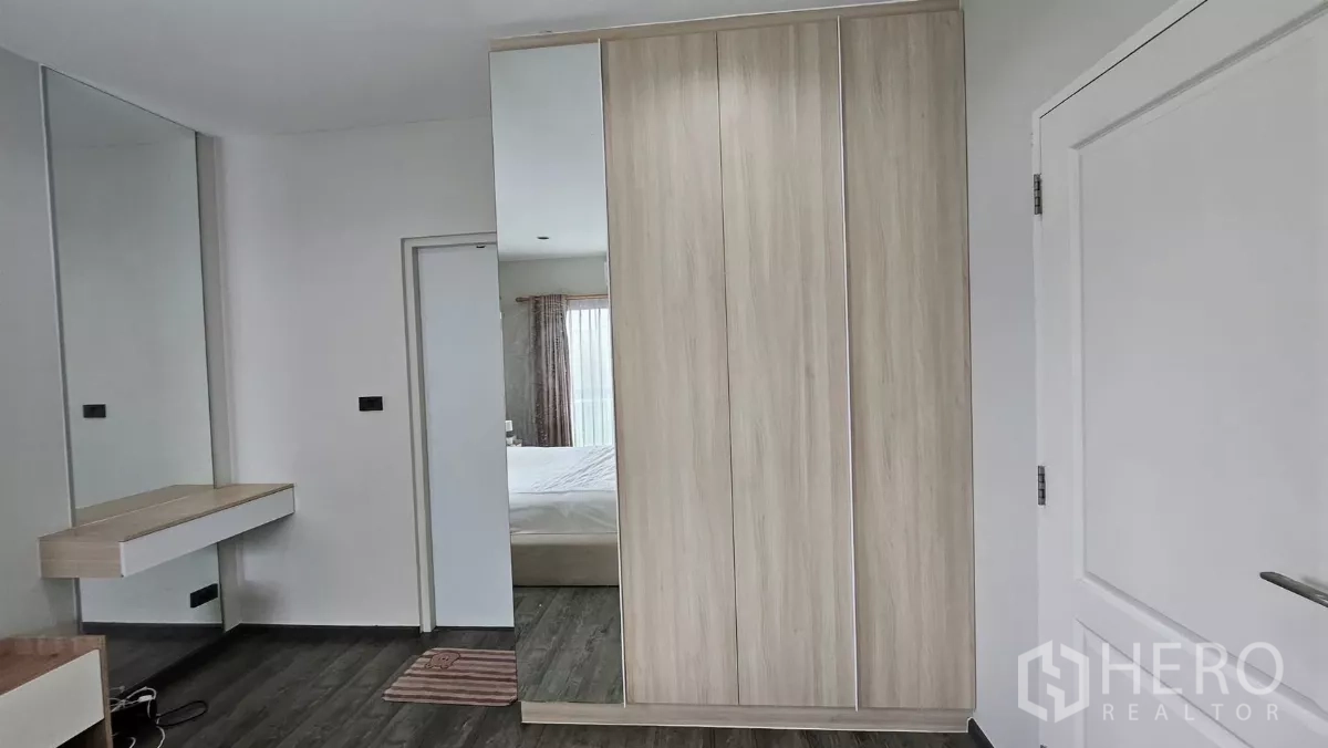 独立式住宅 出租在Khlong Toei, Bangkok - 卧室内嵌衣柜带全身镜，配悬浮梳妆台。