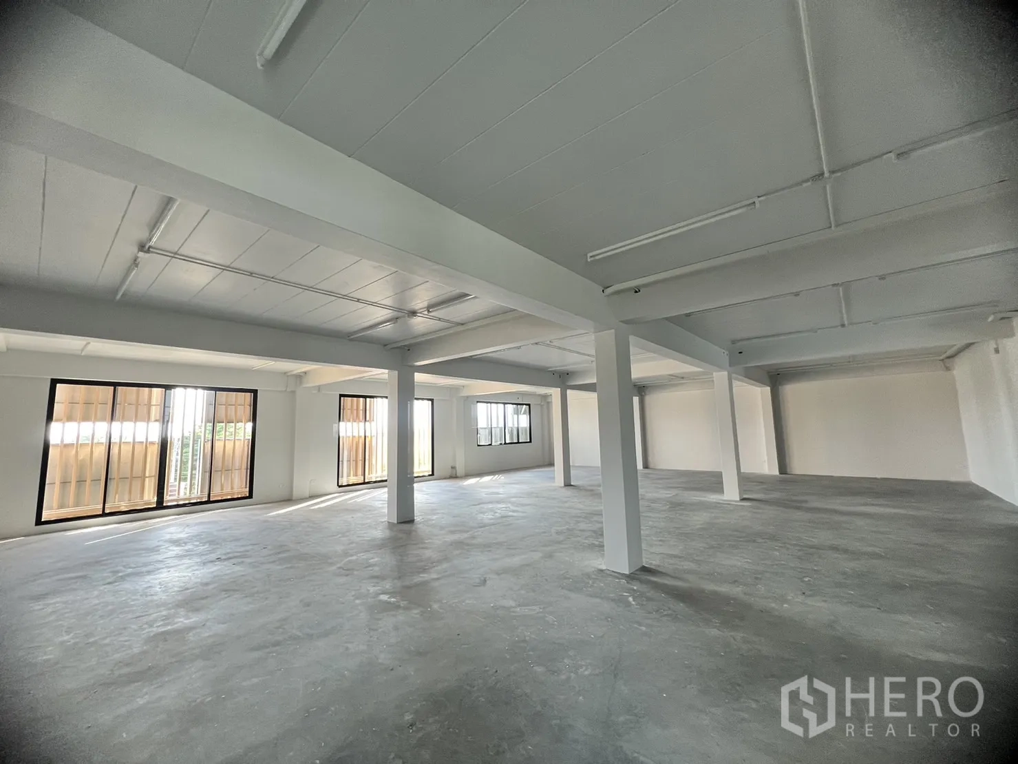 สำนักงาน ให้เช่าในLat Krabang, Bangkok - พื้นที่ทำงานแปลนโล่งกว้าง หน้าต่างหลายด้านและเสาโครงสร้าง