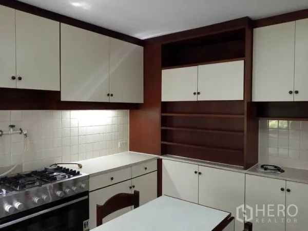 คอนโด ให้เช่าในWatthana, Bangkok - มุมครัวพร้อมชั้นวางของและตู้เก็บของ ไฟส่องสว่างและเตาแก๊ส