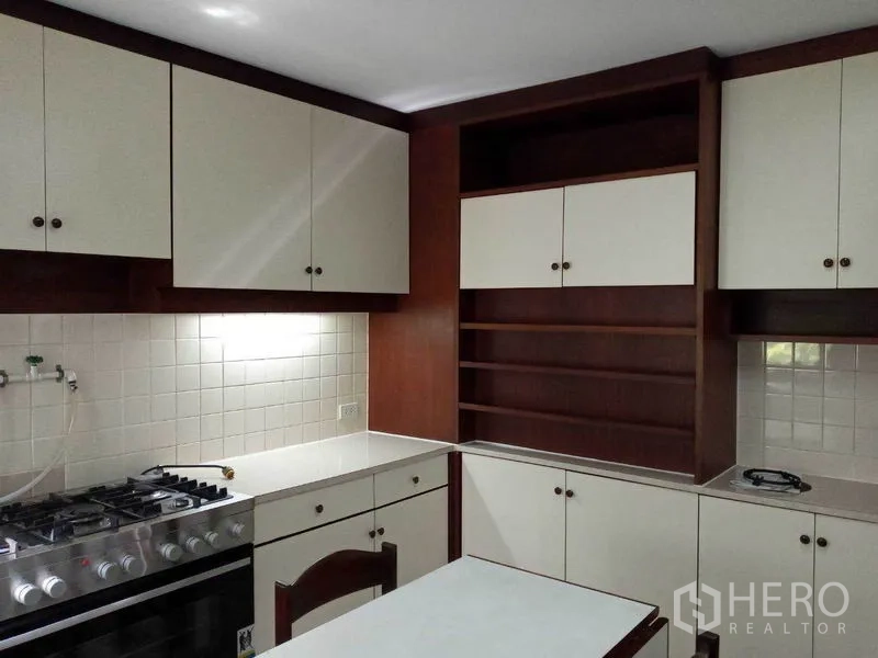 คอนโด ให้เช่าในWatthana, Bangkok - มุมครัวพร้อมชั้นวางของและตู้เก็บของ ไฟส่องสว่างและเตาแก๊ส