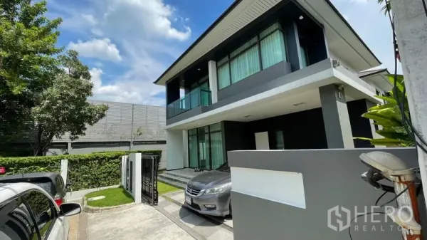 Detached House for rent in Bang Kapi, Bangkok - Modern two-storey detached house exterior with driveway, carport and hedge.