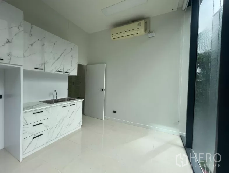 零售空间 出租 - 小厨房，仿石纹橱柜、分体空调与高窗。