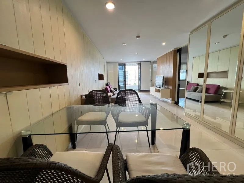 คอนโด ให้เช่าหรือขายในKhlong Toei, Bangkok - พื้นที่รับประทานอาหารเชื่อมต่อห้องนั่งเล่นและระเบียงวิวเมือง