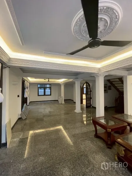 独立式住宅 出租在Watthana, Bangkok - 宽敞客厅，装饰线条天花与嵌入式灯光，配吊扇。