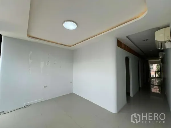 สำนักงานที่บ้าน ให้เช่าในSuan Luang, Bangkok - ห้องทำงานชั้นบนฝ้าหลุม หน้าต่างบานใหญ่ เชื่อมต่อโถงทางเดิน