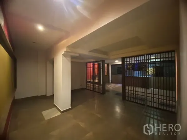 พื้นที่ขายปลีก ให้เช่าในWatthana, Bangkok - พื้นที่โถงโล่งชั้นล่าง กั้นสัดส่วนด้วยฉากไม้และพื้นกระเบื้อง