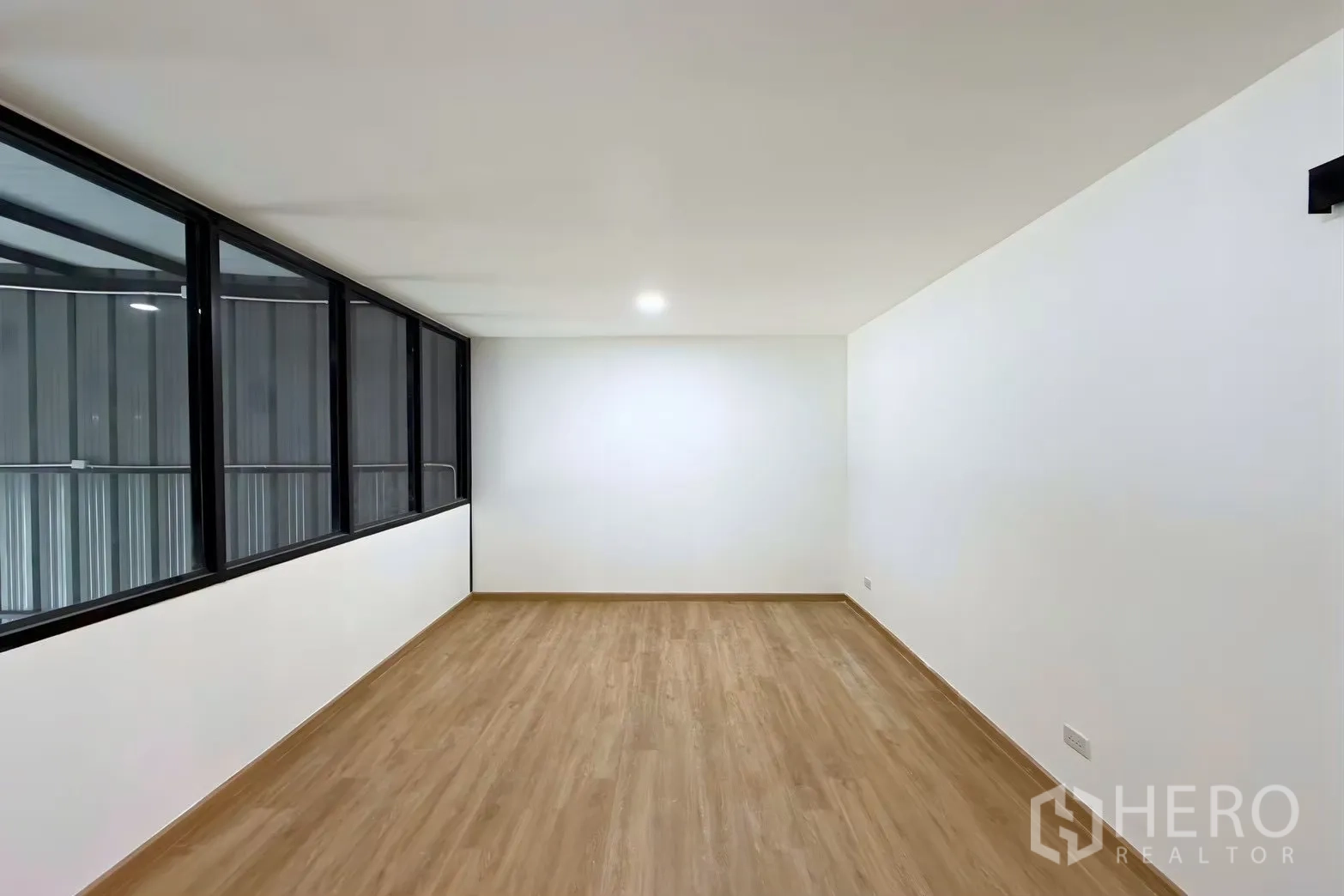 Warehouse for rent in Suan Luang, Bangkok - Unfurnished office space with large windows overlooking the warehouse floor.