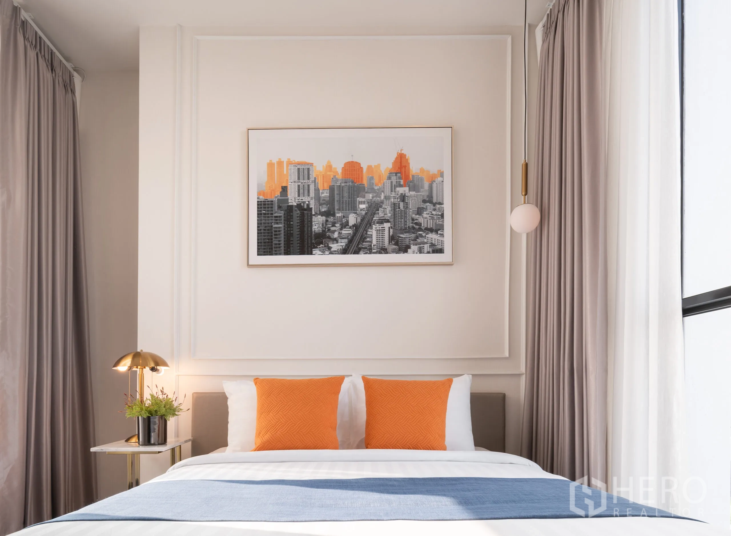 คอนโด for rent in Watthana, Bangkok - ห้องนอนสว่างด้วยหน้าต่างบานใหญ่ เตียงคู่หมอนสีส้ม ผ้าม่าน และภาพศิลปะเมืองแขวนผนัง