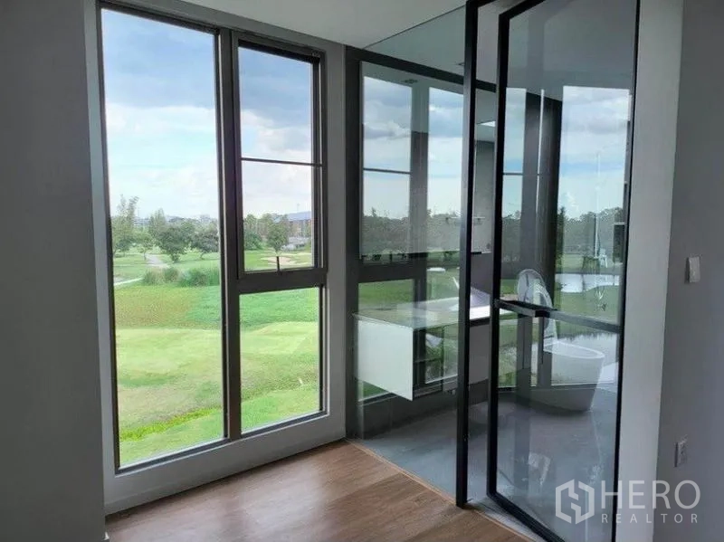 บ้าน ให้เช่าในSaphan Sung, Bangkok - มุมห้องกระจกมองเห็นวิวพื้นที่สีเขียวหรือสนามกอล์ฟแบบเต็มตา