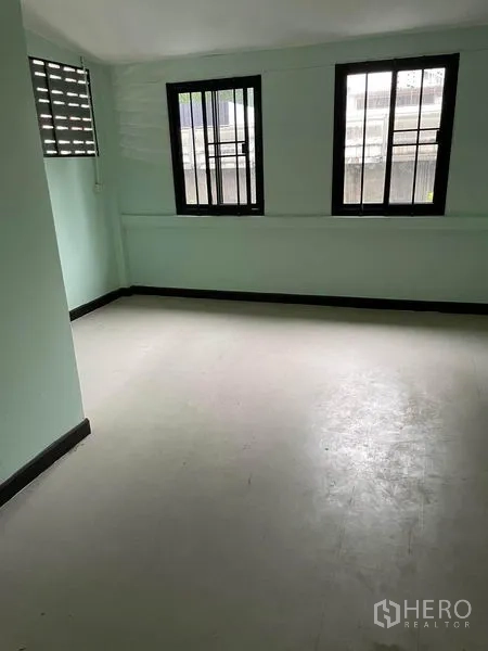 店屋 出租在Phaya Thai, Bangkok - 低楼层房间，带护栏窗与浅色地面。