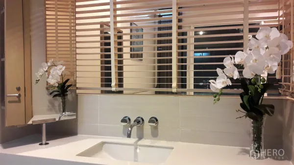 คอนโด ให้เช่าในKhlong Toei, Bangkok - เคาน์เตอร์อ่างล้างหน้าแบบโมเดิร์น ก๊อกโครม พร้อมแจกันกล้วยไม้และมู่ลี่เปิดสู่ห้องนอน