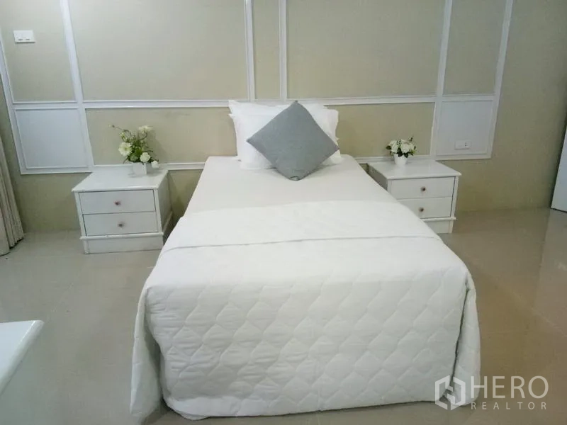 คอนโด ให้เช่าในWatthana, Bangkok - ห้องนอนที่สามเตียงเดี่ยว โต๊ะข้างเตียงคู่ ผนังตกแต่งคิ้วบัว