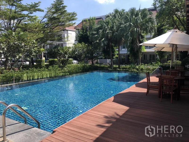 ทาวน์เฮาส์ ให้เช่าในPrawet, Bangkok - สระว่ายน้ำส่วนกลางพร้อมดาดไม้ ที่นั่ง และสวนทรอปิคอล