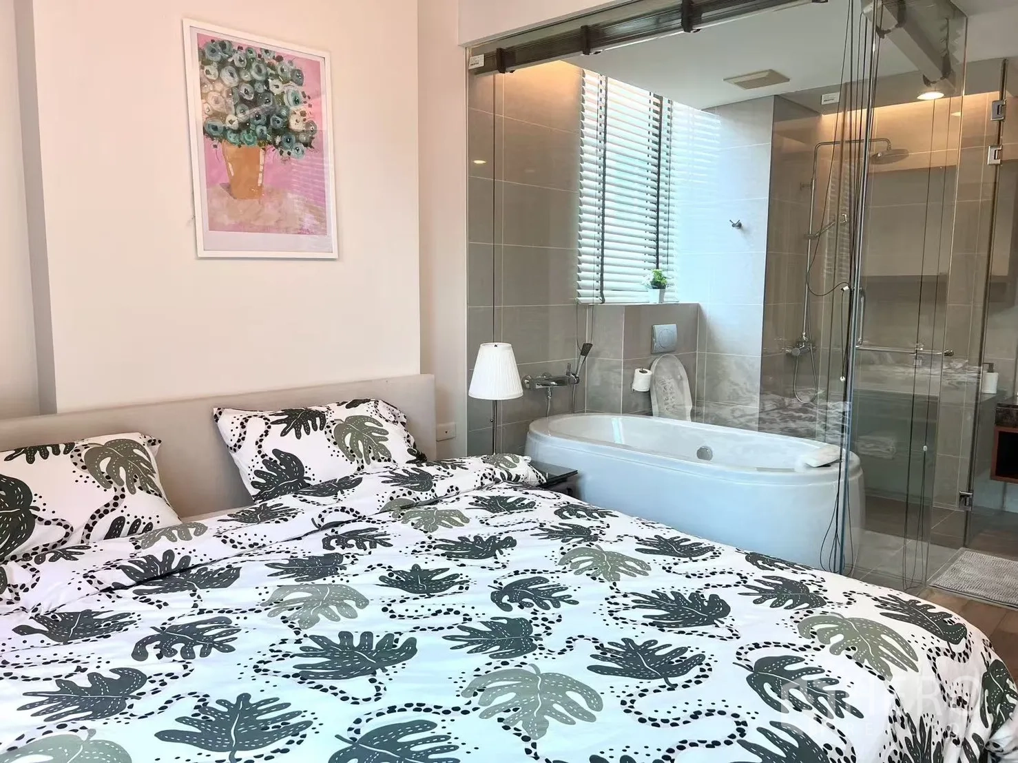 คอนโด ขายในWatthana, Bangkok - ห้องนอนหลักพร้อมห้องน้ำกระจกในตัว มีอ่างอาบน้ำแบบลอยตัวและฝักบัวแยก