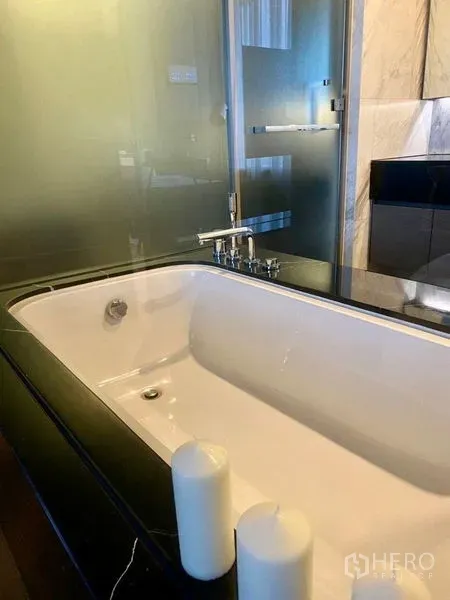 公寓 出租或出售在Bang Rak, Bangkok - 现代浴室，深浸式浴缸、铬色龙头与磨砂玻璃隔断