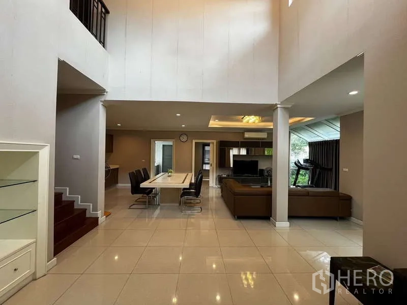 บ้าน ให้เช่าในPrawet, Bangkok - โถงนั่งเล่นและรับประทานอาหารแบบดับเบิลโฮมสูง โปร่งโล่งพื้นกระเบื้อง.