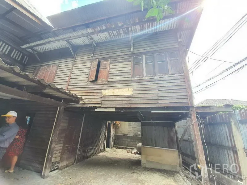 บ้าน ให้เช่าในSathon, Bangkok - บ้านไม้สองชั้นแบบดั้งเดิมยกพื้น หลังคาเมทัลชีท ในย่านสาทร