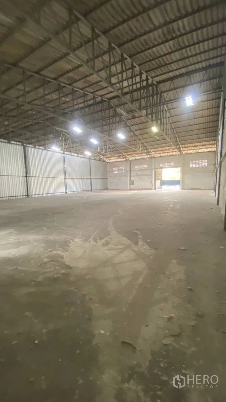 Factory for rent in Bang Phli, Samut Prakan - Basic restroom and utility area with sink beside the loading zone.