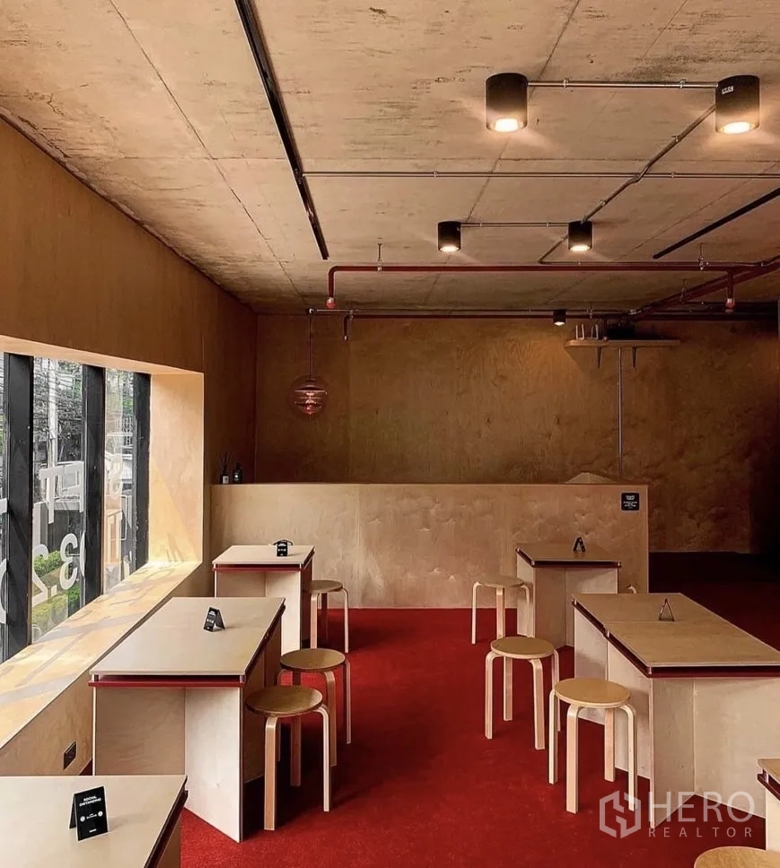 พื้นที่ขายปลีก ให้เช่าในWatthana, Bangkok - มุมนั่งเล่นสไตล์คาเฟ่ พร้อมโคมเพดานและงานไม้