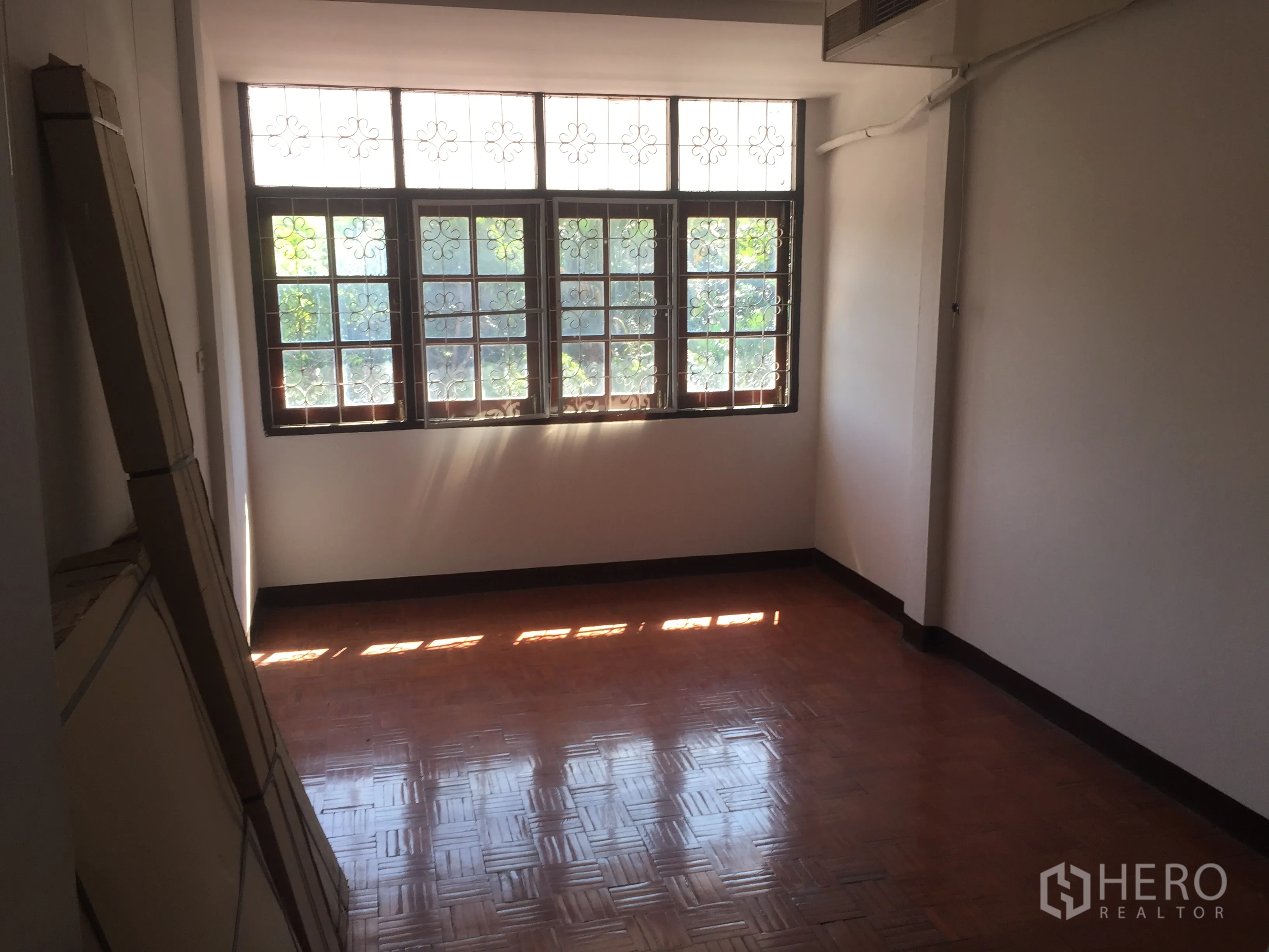 สำนักงานที่บ้าน ให้เช่าในWatthana, Bangkok - ห้องขนาดกะทัดรัด พื้นปาร์เกต์ หน้าต่างบานใหญ่รับแสงธรรมชาติ