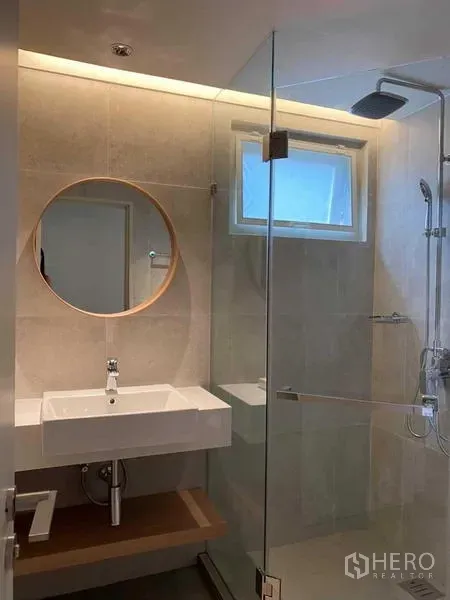 บ้าน ให้เช่าในWatthana, Bangkok - ห้องน้ำร่วมสมัยพร้อมตู้ชาวเวอร์กระจกและกระจกกลม