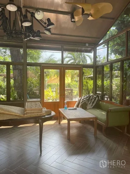 พื้นที่ขายปลีก ให้เช่าในSuan Luang, Bangkok - ภายในกึ่งเลานจ์สว่าง โปร่งด้วยประตูกระจก โซฟา และวิวสวน