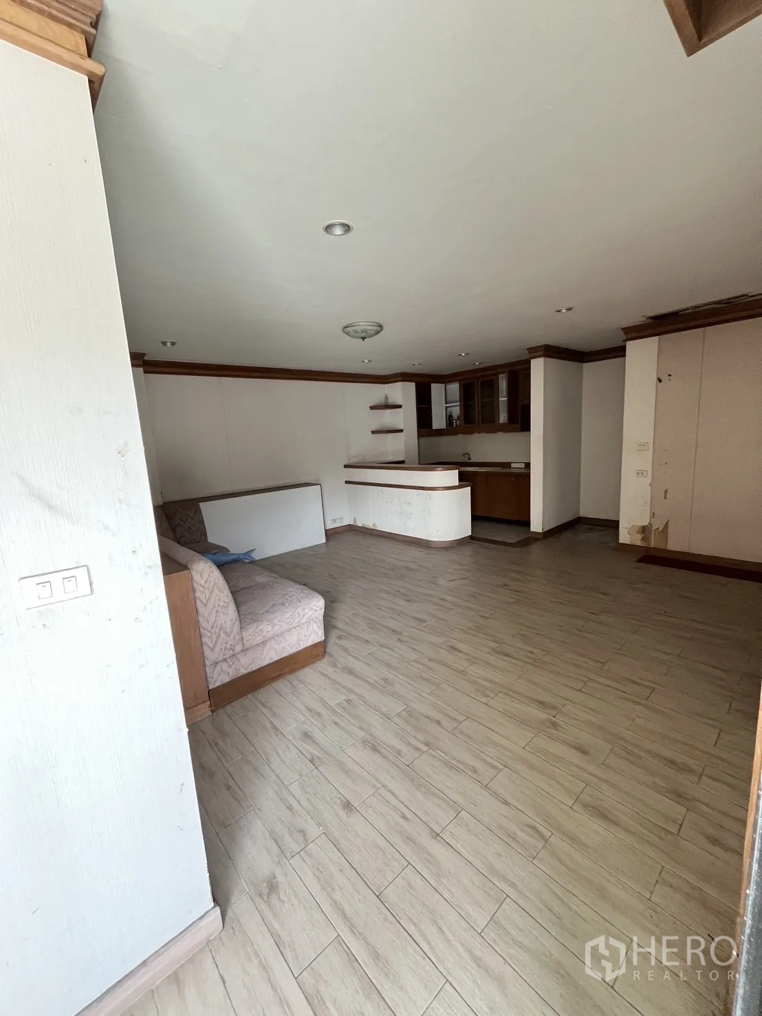 Warehouse for rent in Huai Khwang, Bangkok - Manager’s suite or lounge with pantry and wood-look flooring.