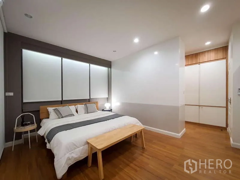 บ้าน ให้เช่าในSathon, Bangkok - ห้องนอนใหญ่กว้าง เตียงคิง ไฟฝังฝ้า และตู้เสื้อผ้า