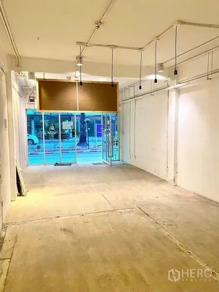 店屋 出租在Phaya Thai, Bangkok - 宽敞零售区，面向玻璃店面，天花轨道灯与外露管线