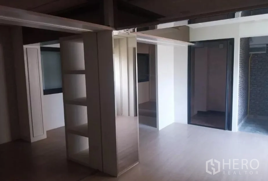 พื้นที่ขายปลีก ให้เช่า - พื้นที่โชว์พร้อมเสากั้นเป็นชั้นวาง หลายประตู และผนังลายหิน