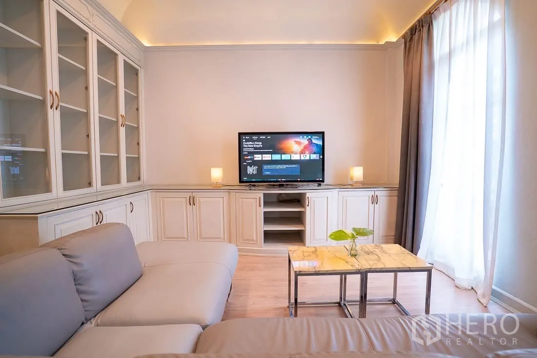 联排别墅 for rent in Yan Nawa, Bangkok - 客厅另一角度，电视柜与收纳柜一体。