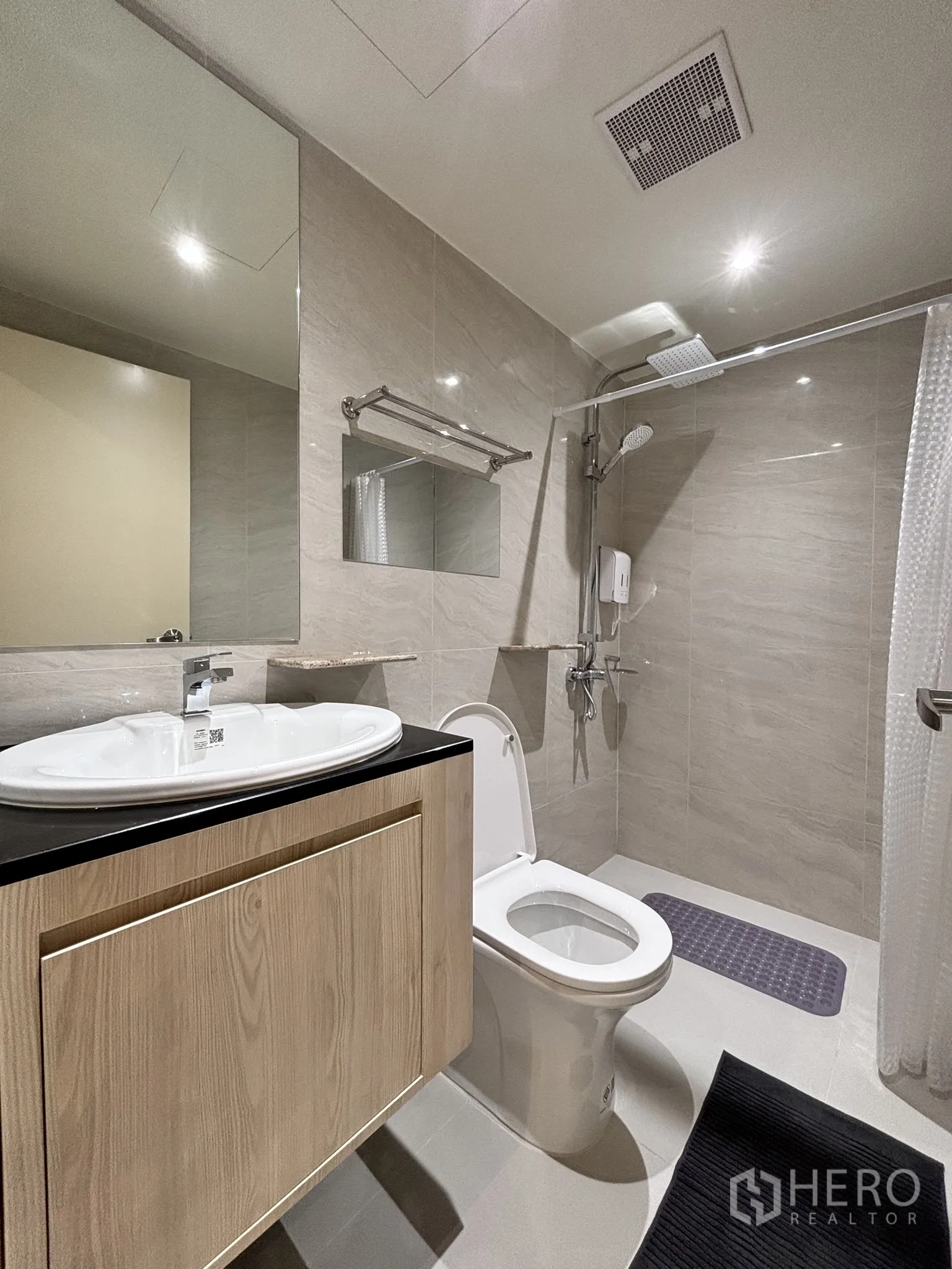 อาคารพาณิชย์ ให้เช่าในWatthana, Bangkok - ห้องน้ำโทนกลาง พร้อมเคาน์เตอร์อ่าง โถสุขภัณฑ์ และส่วนอาบน้ำ