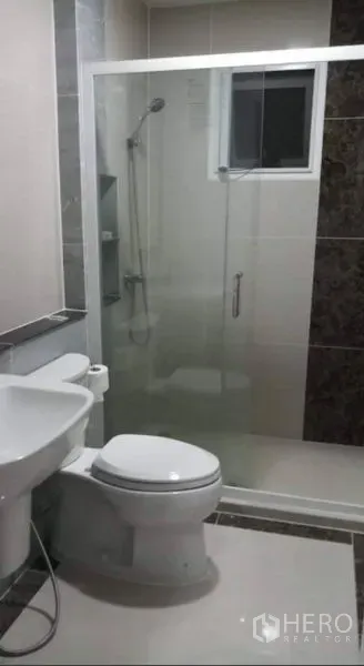 บ้าน ให้เช่าหรือขายในPrawet, Bangkok - ห้องน้ำโมเดิร์นพร้อมฝักบัวและตู้กระจกกั้นอาบน้ำ