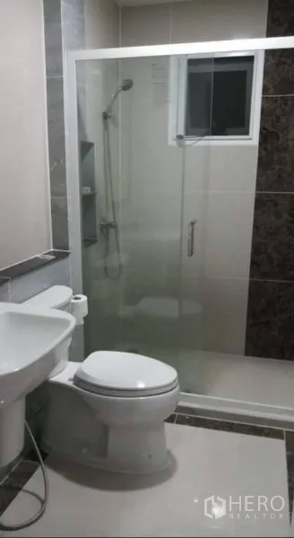 บ้าน ให้เช่าหรือขายในPrawet, Bangkok - ห้องน้ำโมเดิร์นพร้อมฝักบัวและตู้กระจกกั้นอาบน้ำ