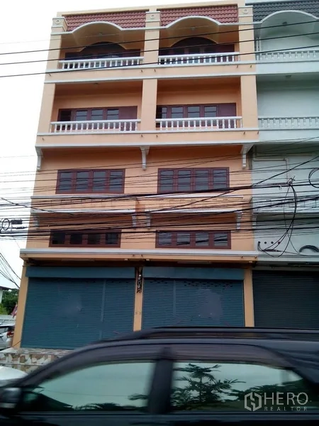 อาคารพาณิชย์ ให้เช่าในPhra Khanong, Bangkok - ด้านหน้าตึกแถว 4 ชั้นพร้อมระเบียงและประตูลูกกรงเหล็กหน้าอาคาร