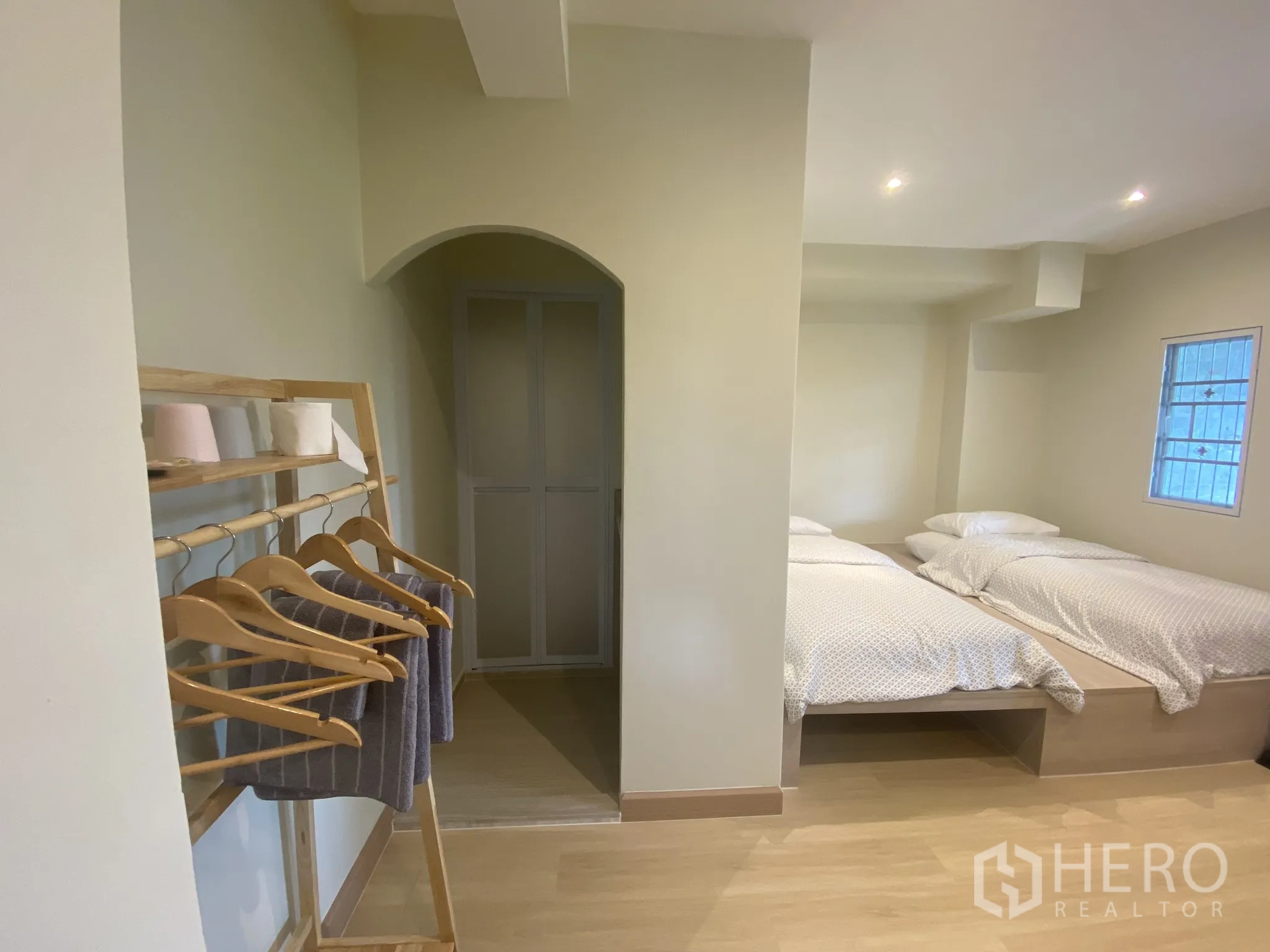 อาคารพาณิชย์ ให้เช่าในWatthana, Bangkok - ห้องใหญ่เตียงคู่แบบยกพื้นและราวแขวนไม้