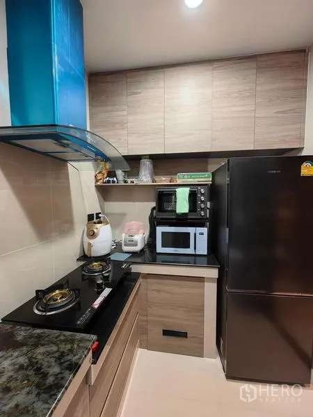 独立式住宅 出租在Bang Kapi, Bangkok - 紧凑泰式厨房，燃气灶、抽油烟机与橱柜