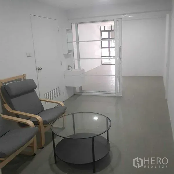 สำนักงานที่บ้าน ให้เช่าหรือขายในSuan Luang, Bangkok - มุมรับรองแขก เก้าอี้นวม โต๊ะกลางกระจก และประตูกระจกบานเลื่อน