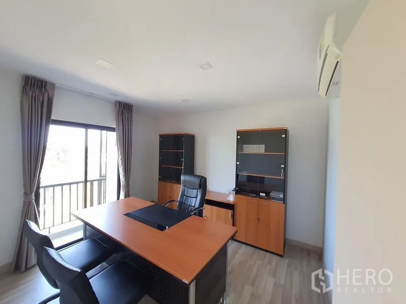 สำนักงานที่บ้าน ให้เช่าในSaphan Sung, Bangkok - ออฟฟิศผู้บริหารพร้อมตู้บิวท์อิน โต๊ะทำงานใหญ่ และทางออกสู่ระเบียง